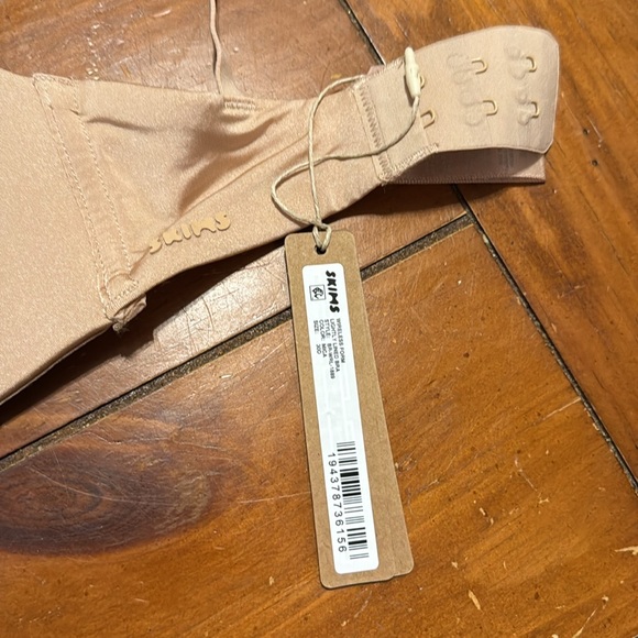 SKIMS WIRELESS FORM T-Shirt/Lightly Lined Bra 30D - Picture 11 of 13